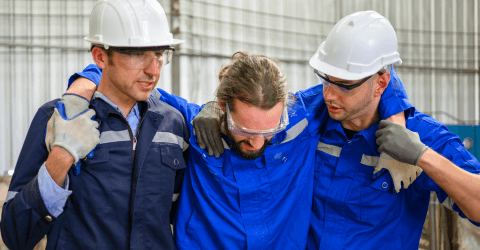 Arbeidsongeval; werknemer raakt gewond tijdens zijn werk in een fabriek