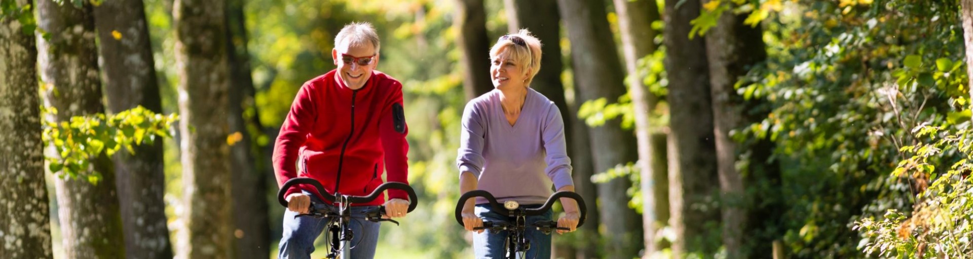 Ouder stel fietst door het bos