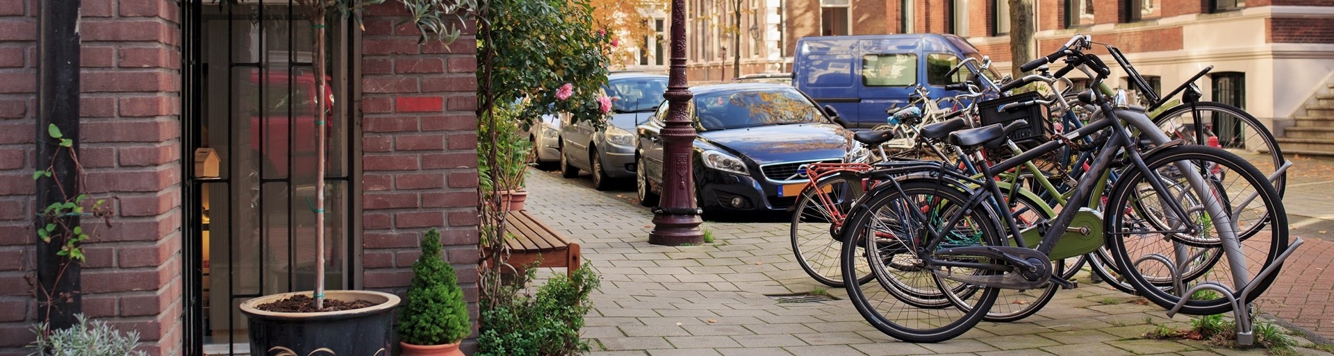 Straat met auto en fietsen