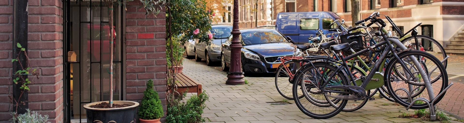 Straat met auto en fietsen